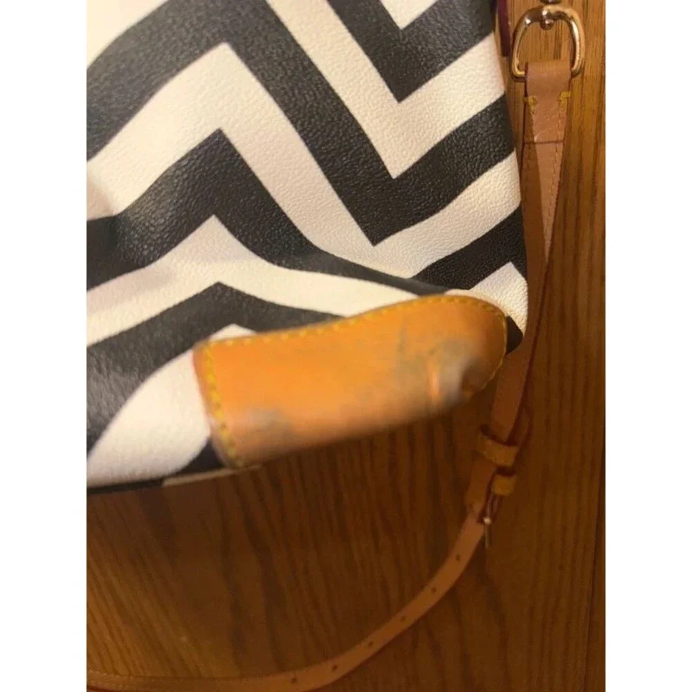 Dooney & Bourke Chevron black/white purse w/ crossbody strap